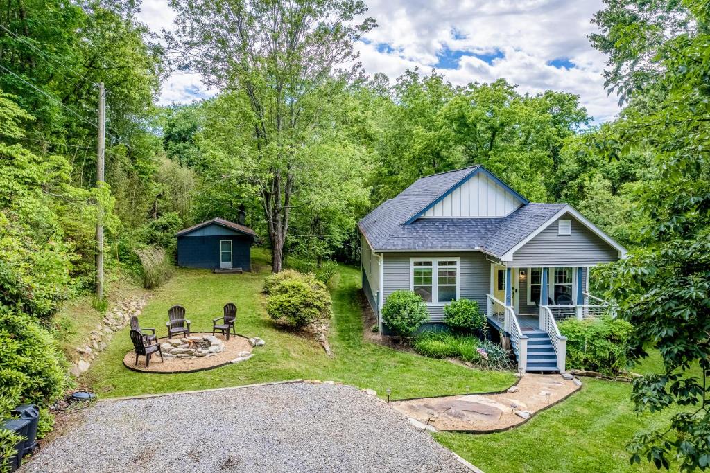 Woodfin House | Hilltop Hideaway