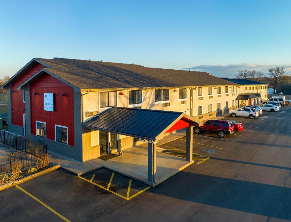 Grove Hotel | Hilltop Inn & Suites