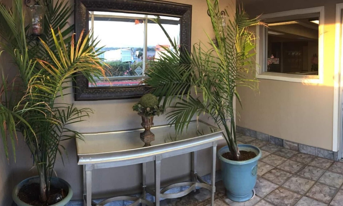 Victorville Hotel | Hilltop Inn & Suites