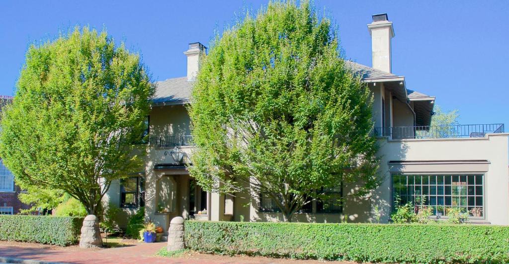 Newport Bed & Breakfast | Hilltop Inn