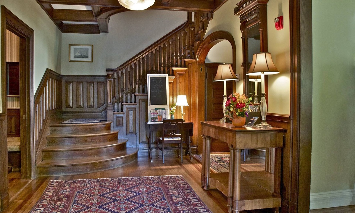 Newport House | Hilltop Inn