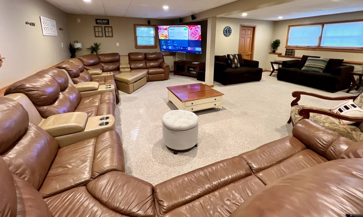 Lake Ariel House | HillTop Manor - Spacious 6 BR +PS5+Fire pit+Pool Table