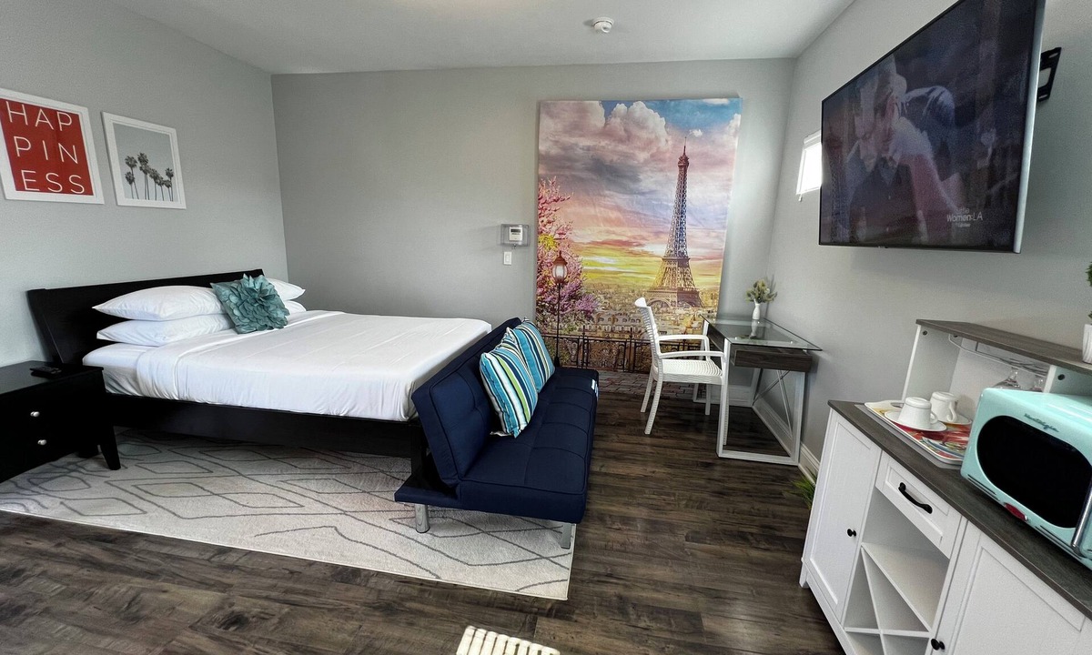 Lakeside Apartment | Hilltop Private Suite & Balcony