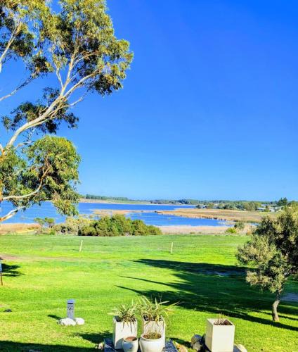 Alexandrina House | Hilltop Riverview Retreat