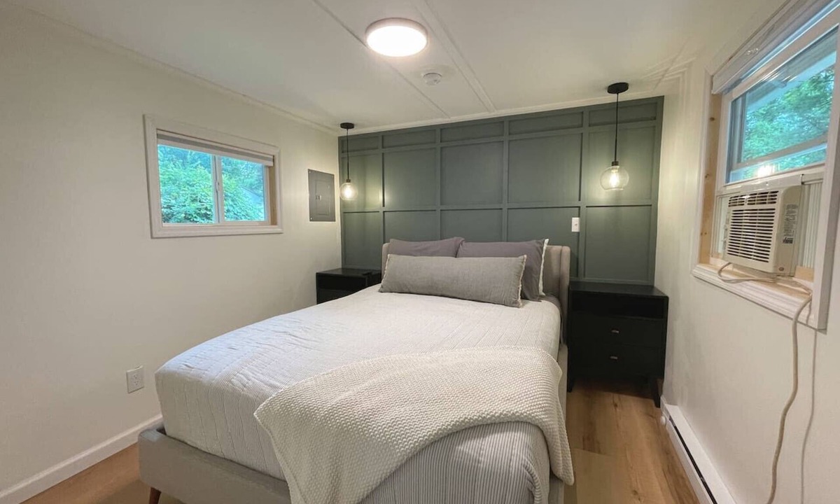 Round Lake Cottage | Hilltop Tiny Home | A unique lakeside getaway 1BR!