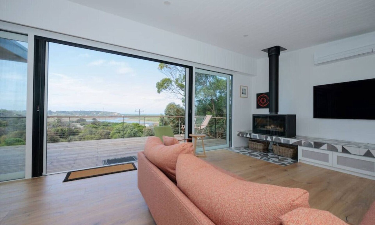 Fairhaven House | Hilltop Vistas - Pet Friendly!