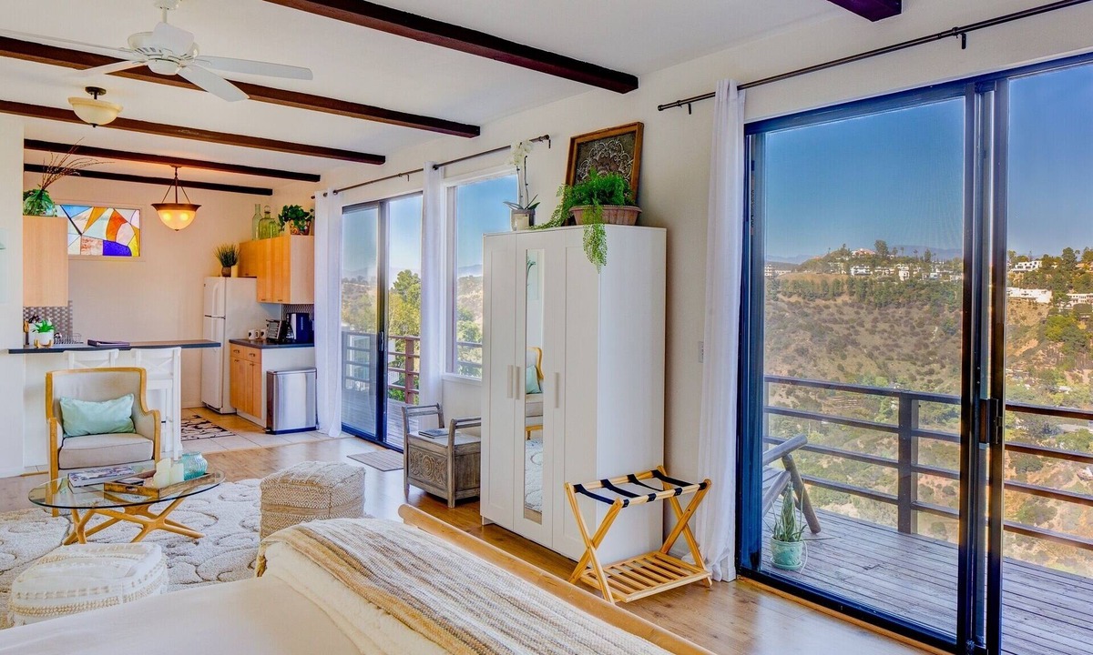 Hollywood Hills West Apartment | ☮️HILLTOPIA- PERFECT RETREAT W/EPIC VIEWS!
