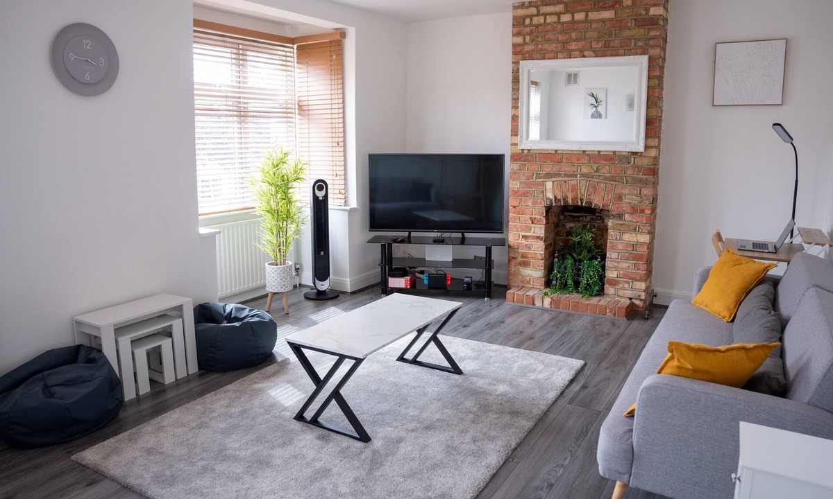 London Borough of Bromley Apartment | Hillview Modern 3 Bed Bromley, Chislehurst House