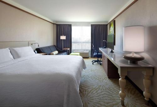 Saint-Laurent Hotel | Hilton Garden Inn Montreal Airport