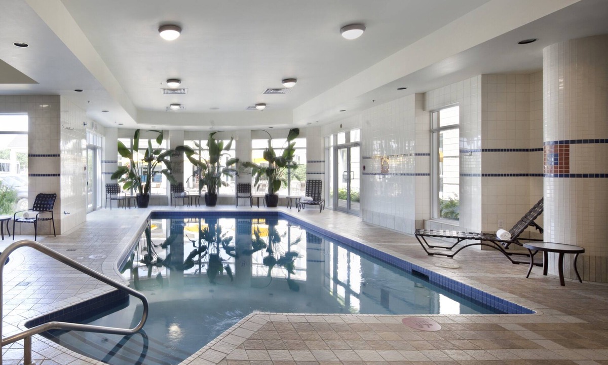 Saint-Laurent Hotel | Hilton Garden Inn Montreal Airport