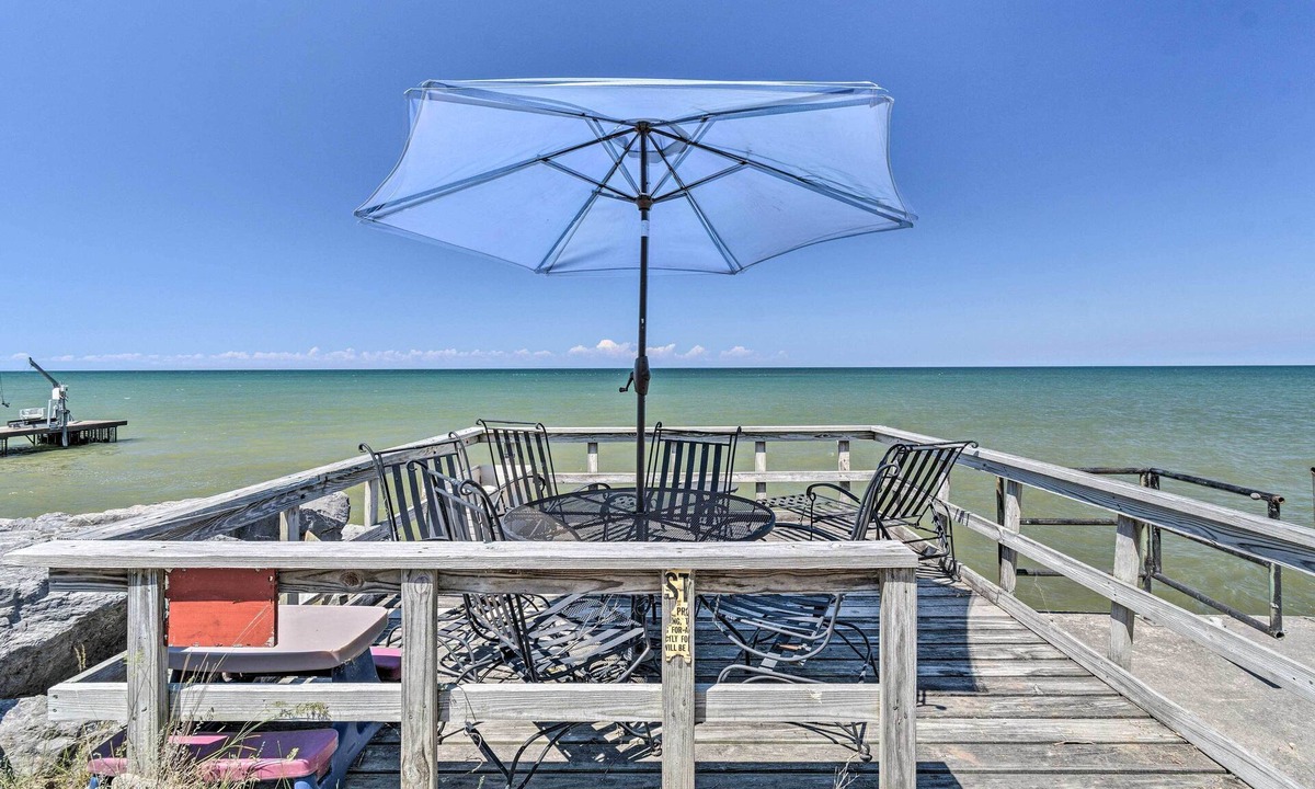 Hilton House | Hilton Lake Getaway w/Over-the-Water Deck!
