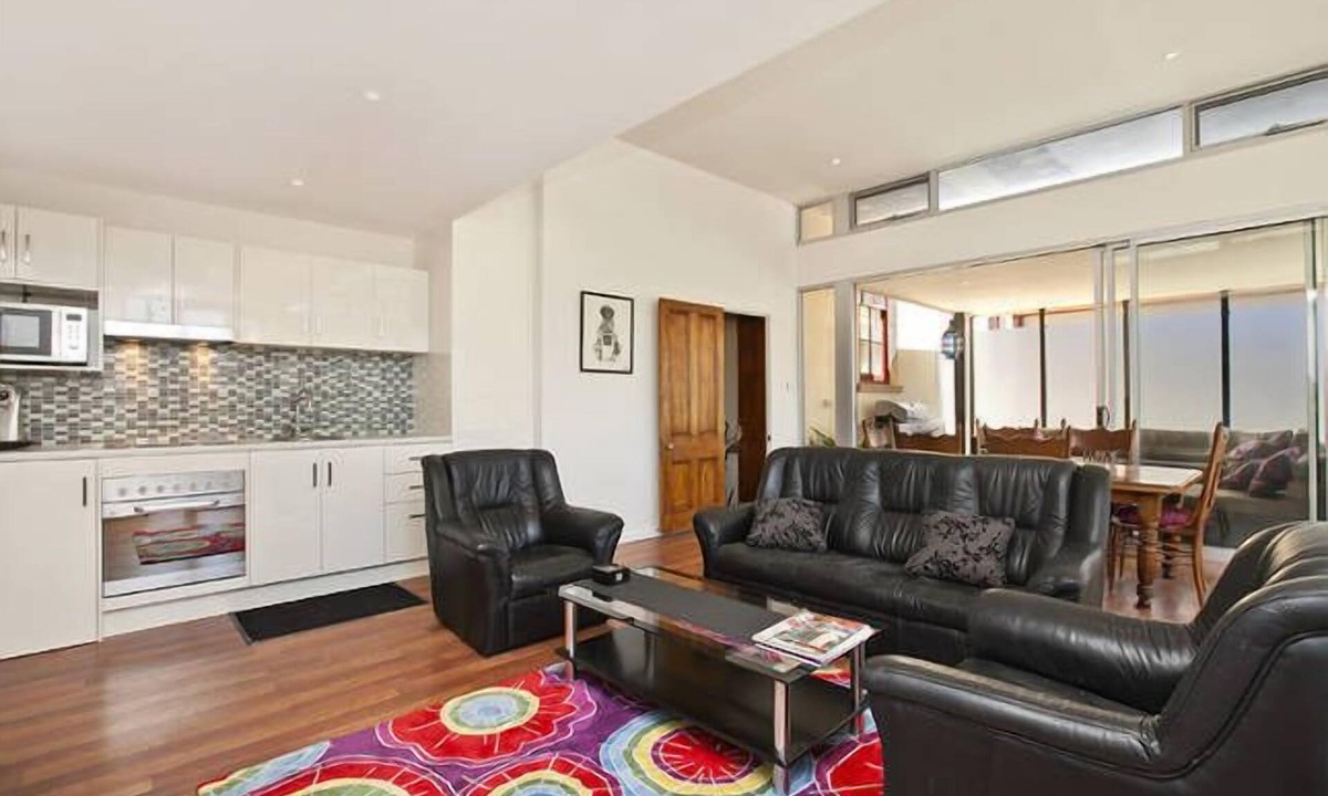 Glenelg Apartment | Hindmarsh House on College