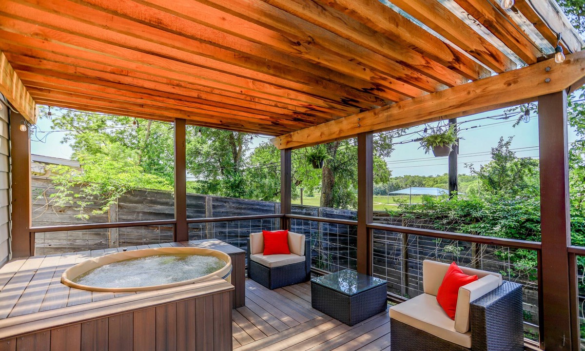 Rosewood House | Hip East Austin, Cold/Hot Tub, Groups/Pets Welcome