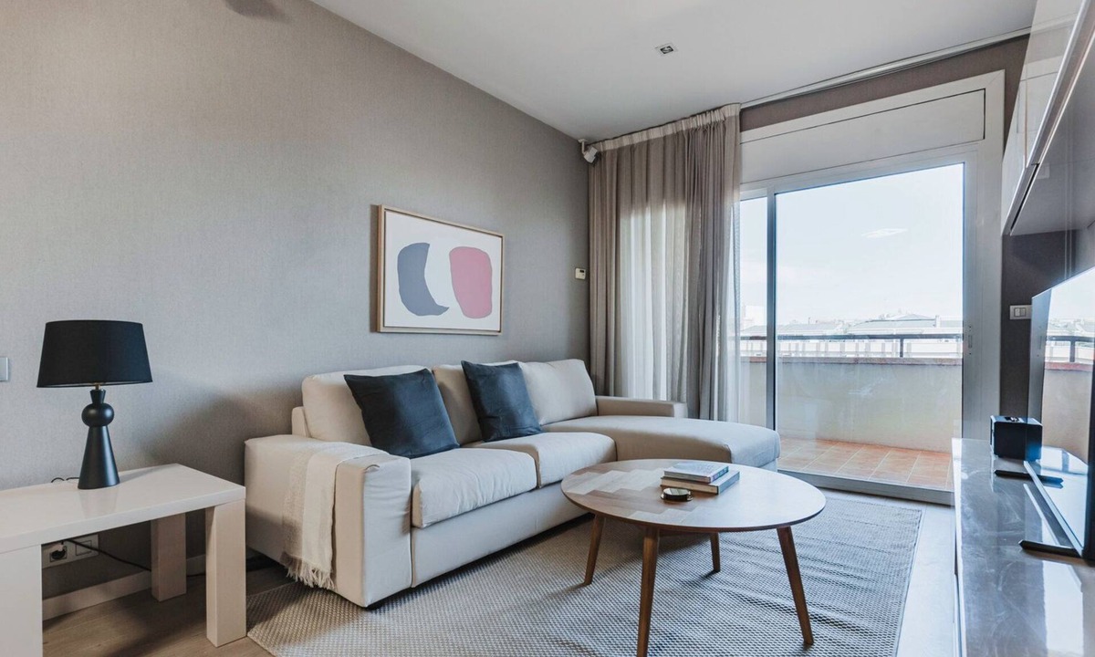 La Maternitat i Sant Ramon Apartment | Hip Les Corts 3BR w/Swimming Pool & Parking, by Blueground