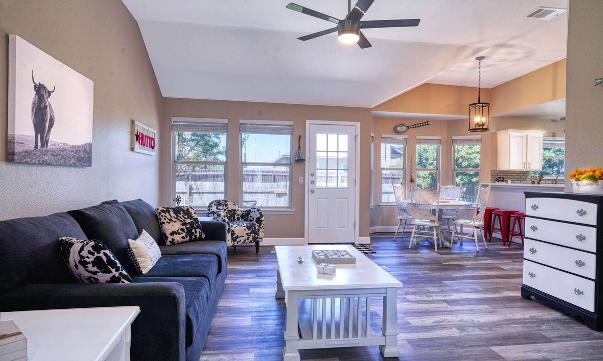 Hutto House | Hip, Spacious Hutto Home 4/2, 3 Mins to Kalahari, Hutto Co-Op, and Dell Diamond