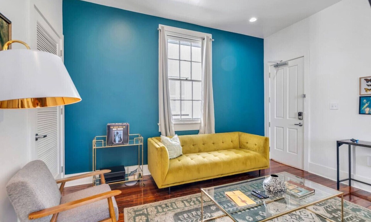 Faubourg Delachaise Apartment | Hip & Stylish Magazine St. Apt | Balcony & Parking