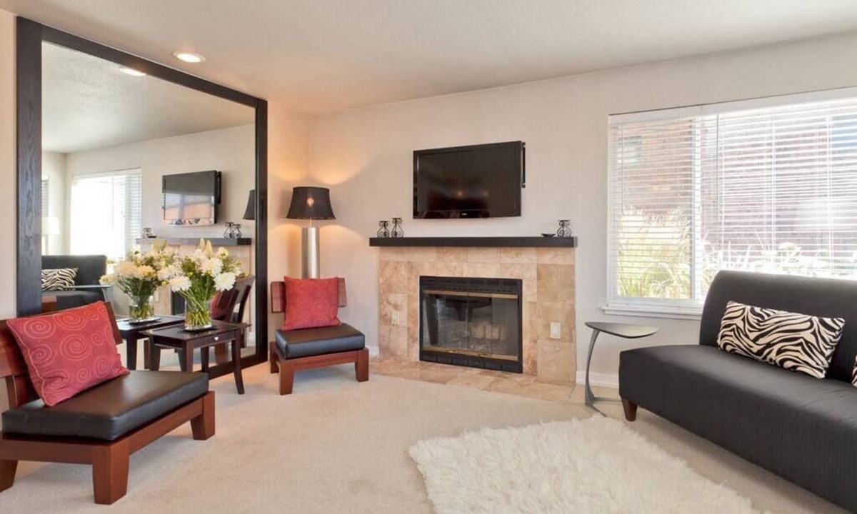 Eastlake Condo | Hip Urban Condo with Huge Private Deck