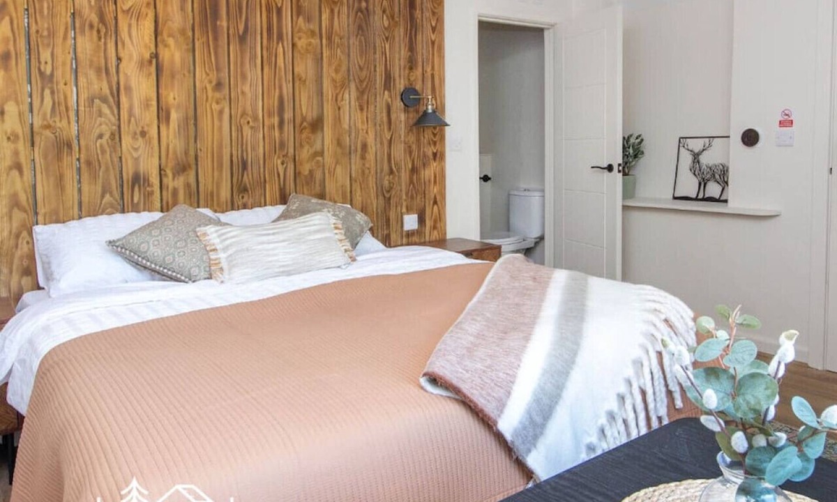 Dibden Purlieu Apartment | Hippo Room 8 - Peaceful Double - Garden View