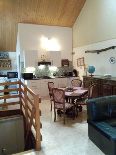 Fromental Apartment | Hirondelles et mésanges