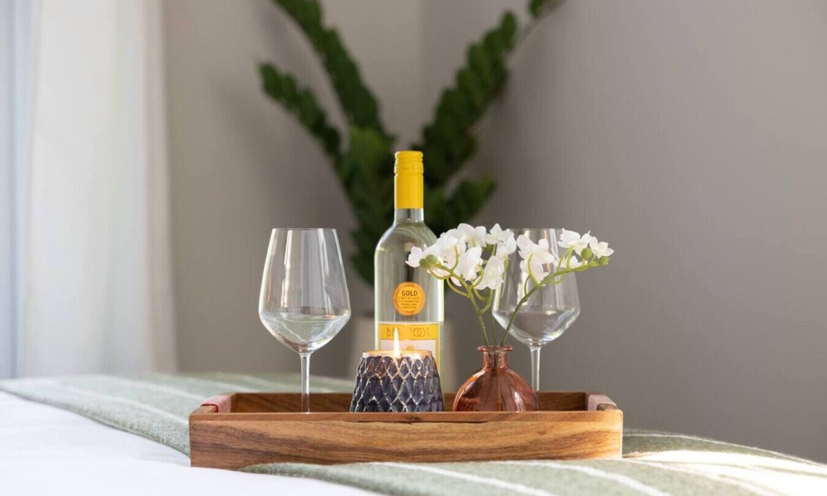 Newtonville Apartment | Hist. Troy River acc. Modern Apt