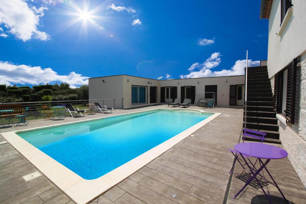 Bezouce Bed & Breakfast | HISTOIRE D'Ô - Les Piscines - Chambres d'hôtes