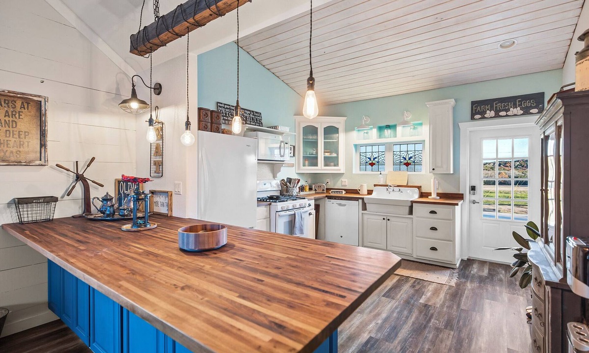 Boerne House | Historic 1 BR Cottage | Mountain Views | Firepit
