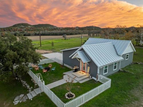 Boerne House | Historic 1 BR Cottage - Mountain Views - Firepit