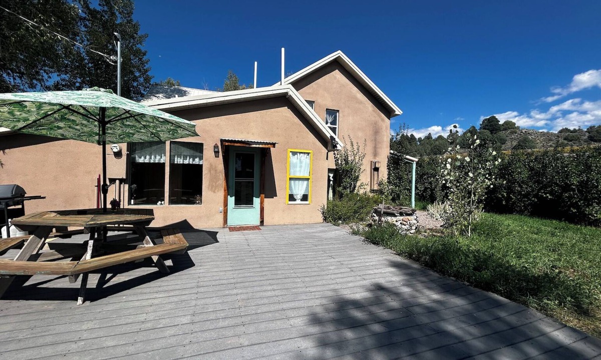 Tierra Amarilla House | Historic 100 year old adobe home - Casa del Castillo
