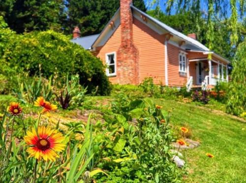 Kingsport House | Historic 1818 Riverfront Cottage
