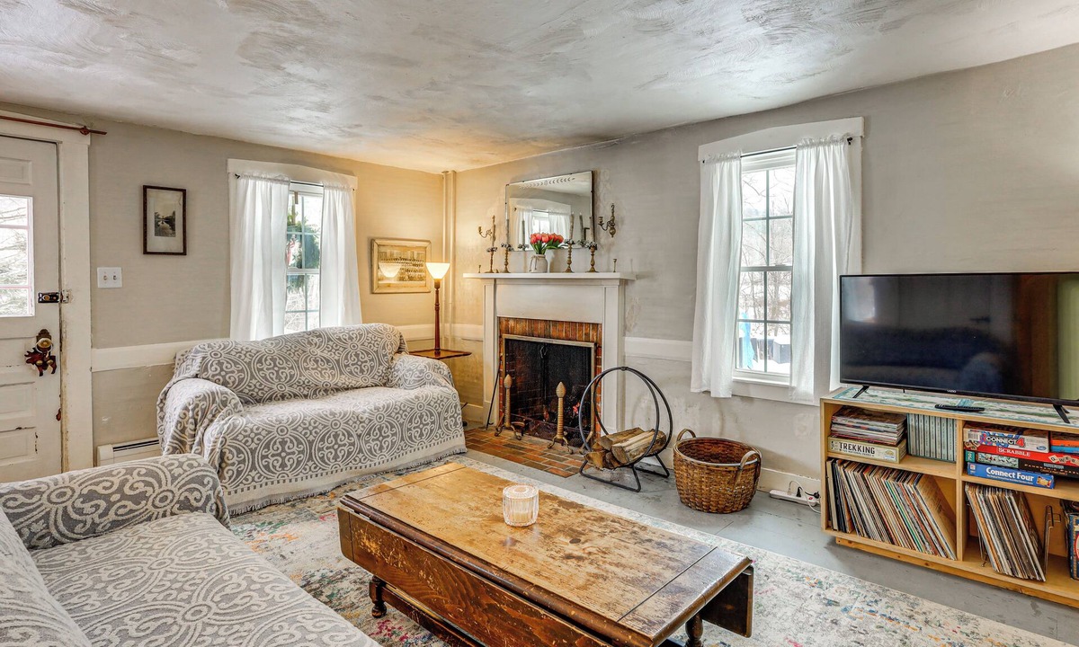 West Arlington House | Historic 1820s Homestead on Battenkill River!