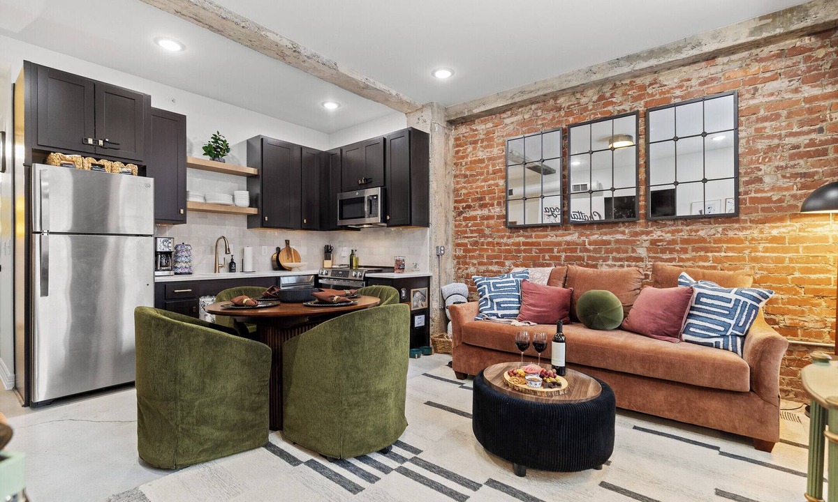 Downtown Chattanooga Condo | Historic 1915 Downtown Condo, 2BR 2BA, Sleeps 6, Free Parking, Pet Friendly