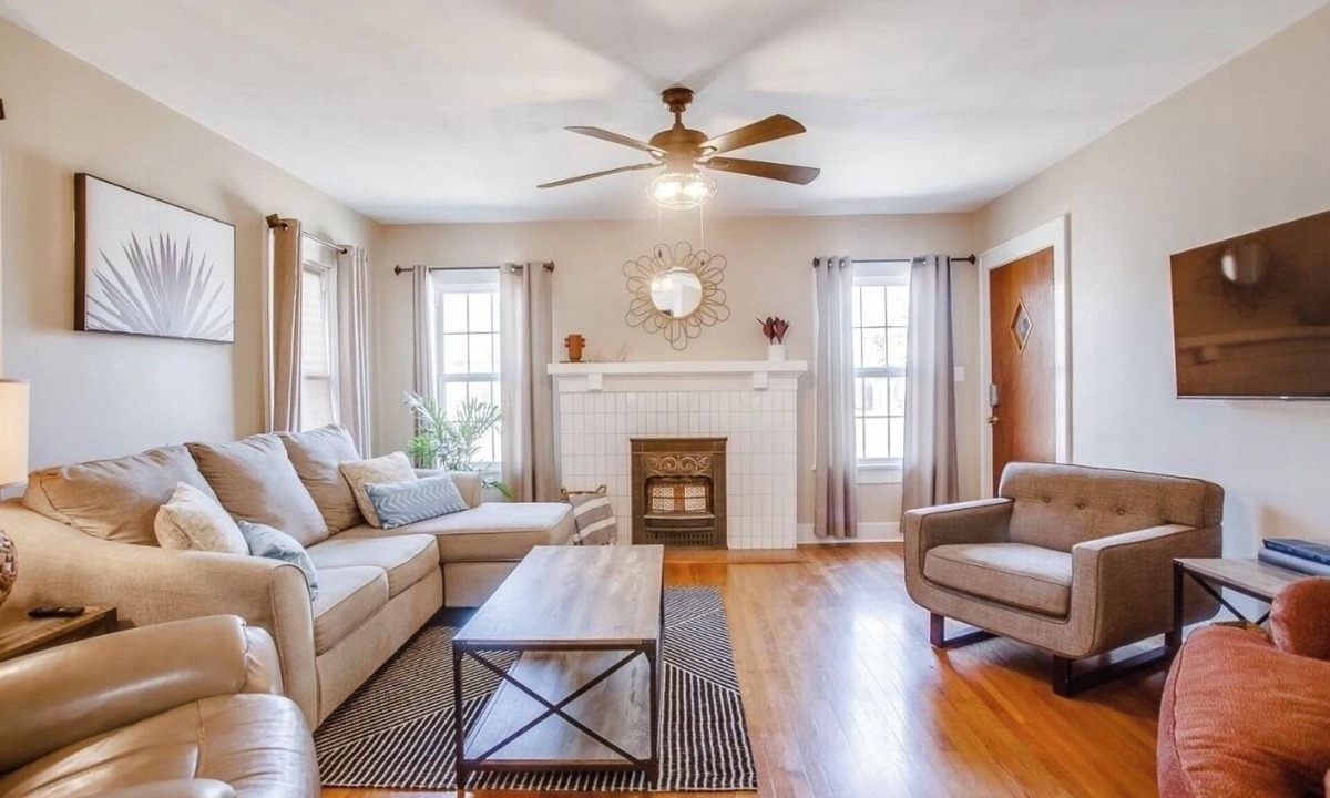 South Overton House | Historic 1929 2-bedroom 2 bathroom home walking distance from Texas Tech!