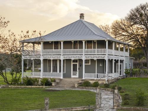 Boerne House | Historic 1BR Farmhouse - Firepit - Mountain Views