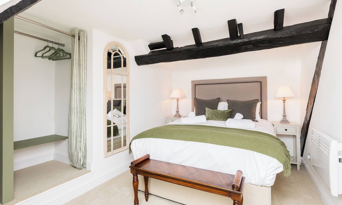 Warwick Town Centre Apartment | Historic 2 Bed in Central Warwick - Pass the Keys