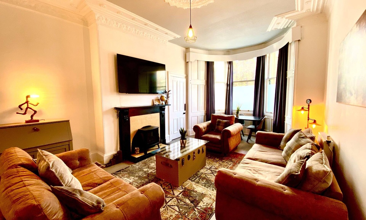 Paisley Apartment | Historic 2-Bed Paisley Retreat | Airport & Station