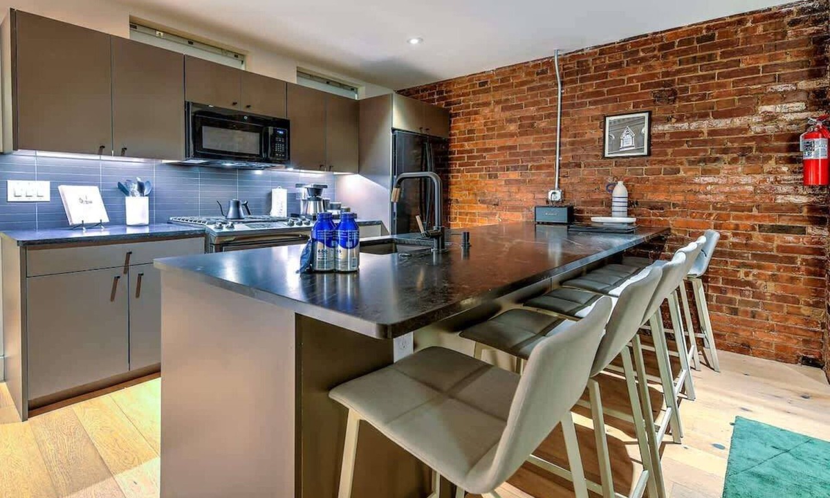 Arts District Apartment | Historic 2 BR Condo – Steps from Broadway!