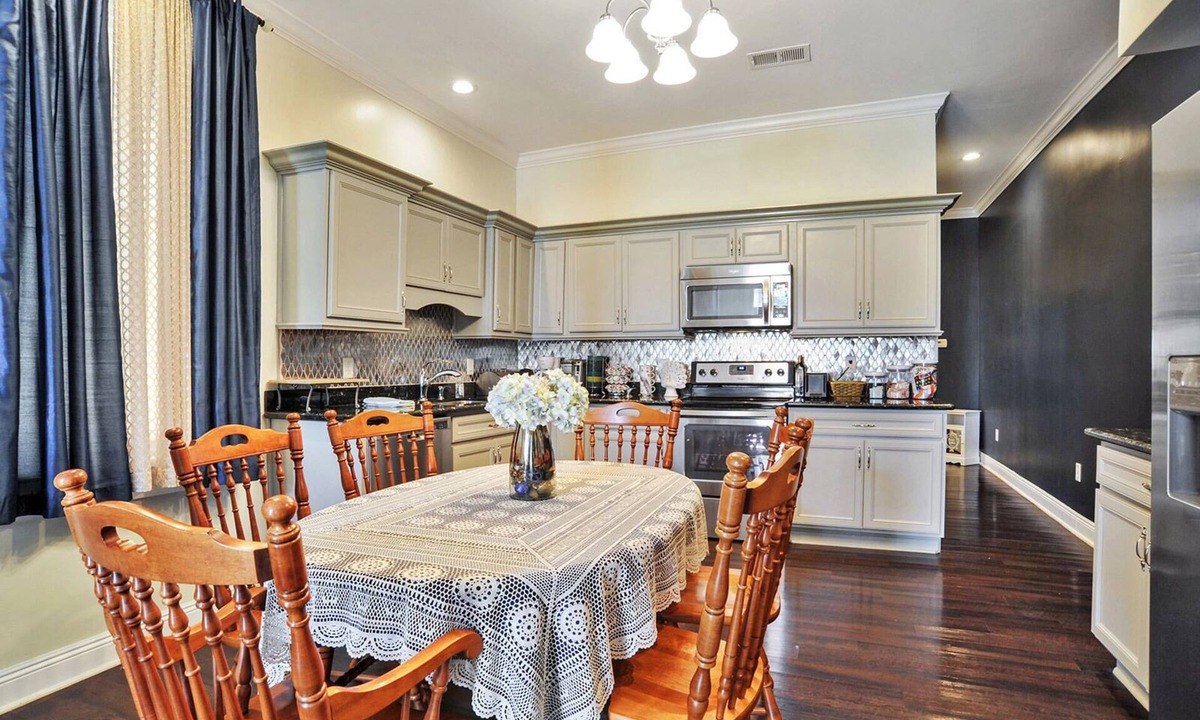 Saint Thomas Development Bed & Breakfast | Historic 2-Story Shot-Gun Garden District BNB-Ample space to explore & lounge!