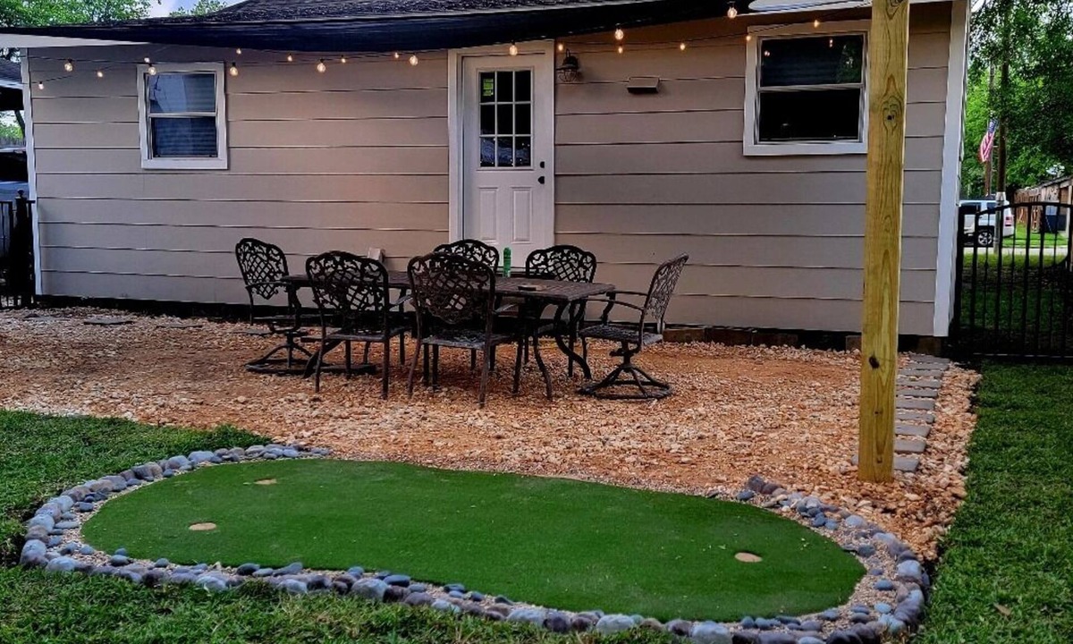 Humble House | Historic 3 bed, 2bath Bungalow Minutes from IAH with Backyard Putting Green!