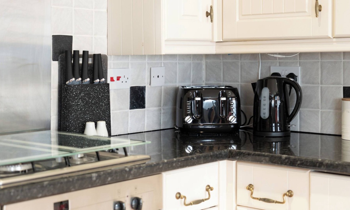 Five Oak Green House | Historic 3BR Converted Barn with private garden