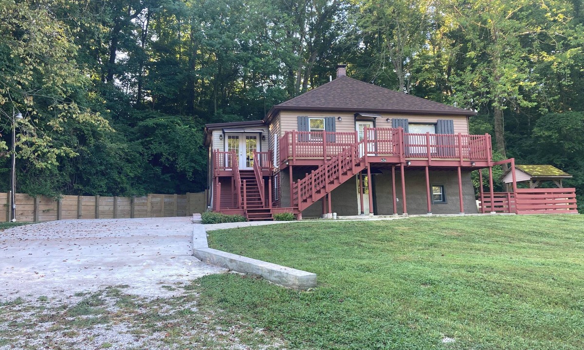 Glen Carbon House | Historic 4-bedroom house in Glen Carbon with AC