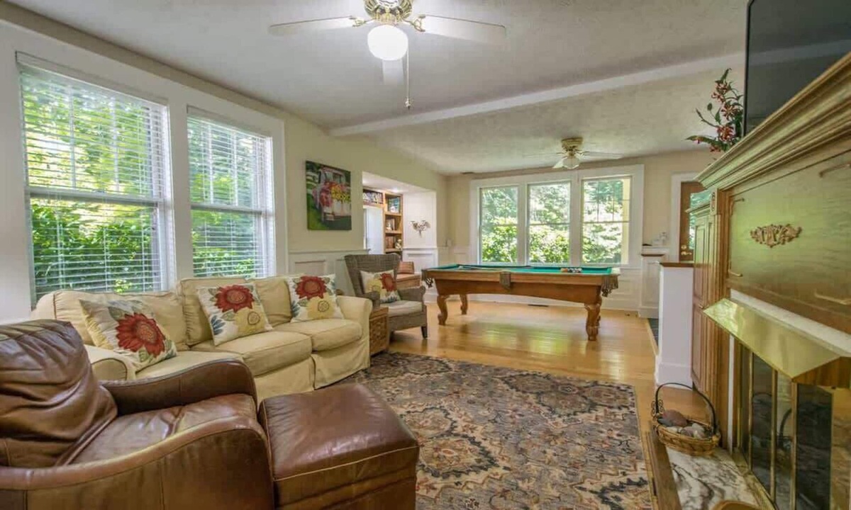 Hendersonville House | Historic 4BR Colonial w/Pool Table + Fire Pit + Free Tickets