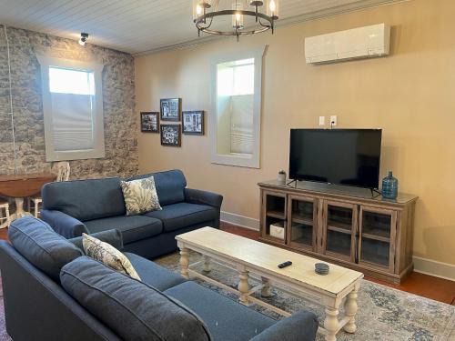 Mountain Home Apartment | Historic 706