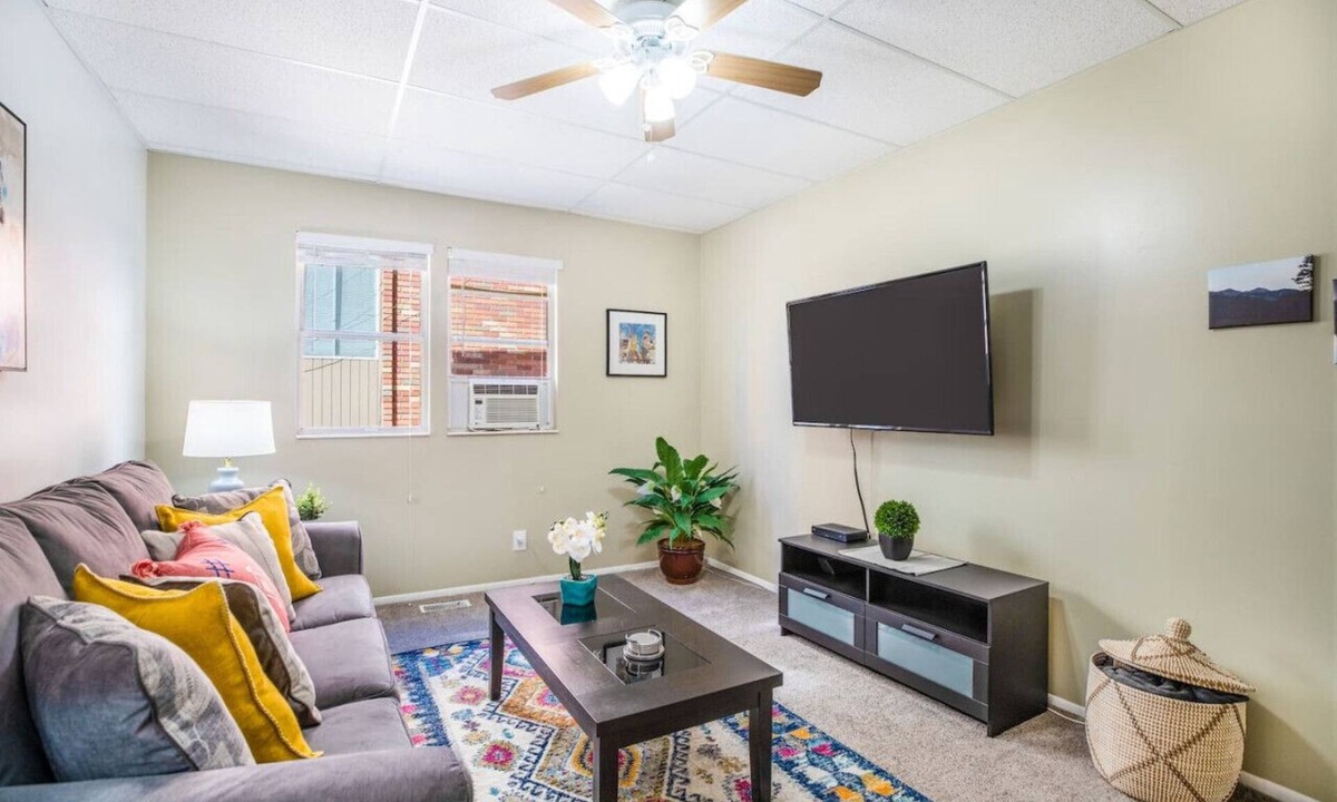 Lower Avenues Apartment | Historic Avenues Apt Downtown-25% Off Ski Rentals