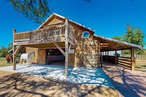 Tylertown Apartment | Historic Barn in Mississippi: Equestrian Getaway!