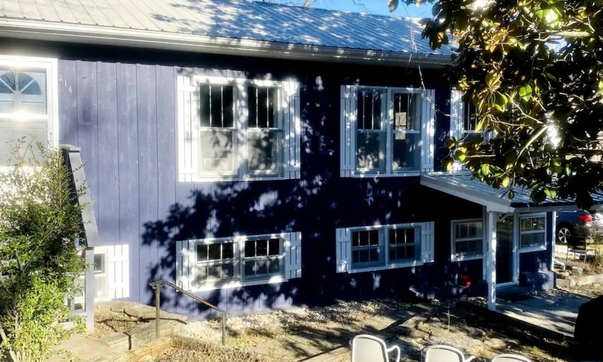 Holiday Island House | Historic Blue Tavern Lake House 3-bedroom house