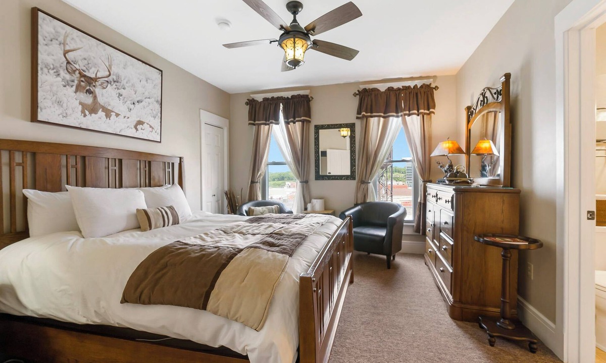 Downtown Branson Hotel | Historic Branson Hotel ~ Downtown ~ Buck Bungalow