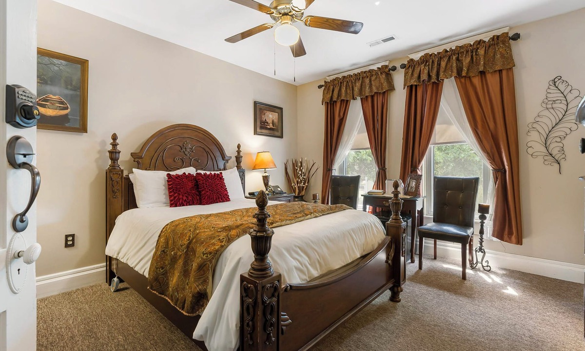 Downtown Branson Hotel | Historic Branson Hotel ~ Downtown ~ Notebook Room