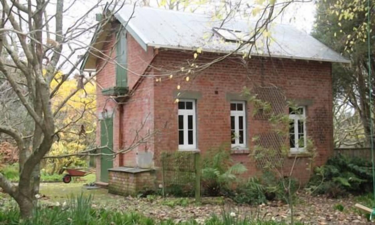 Otaki Cottage | Historic brick stables