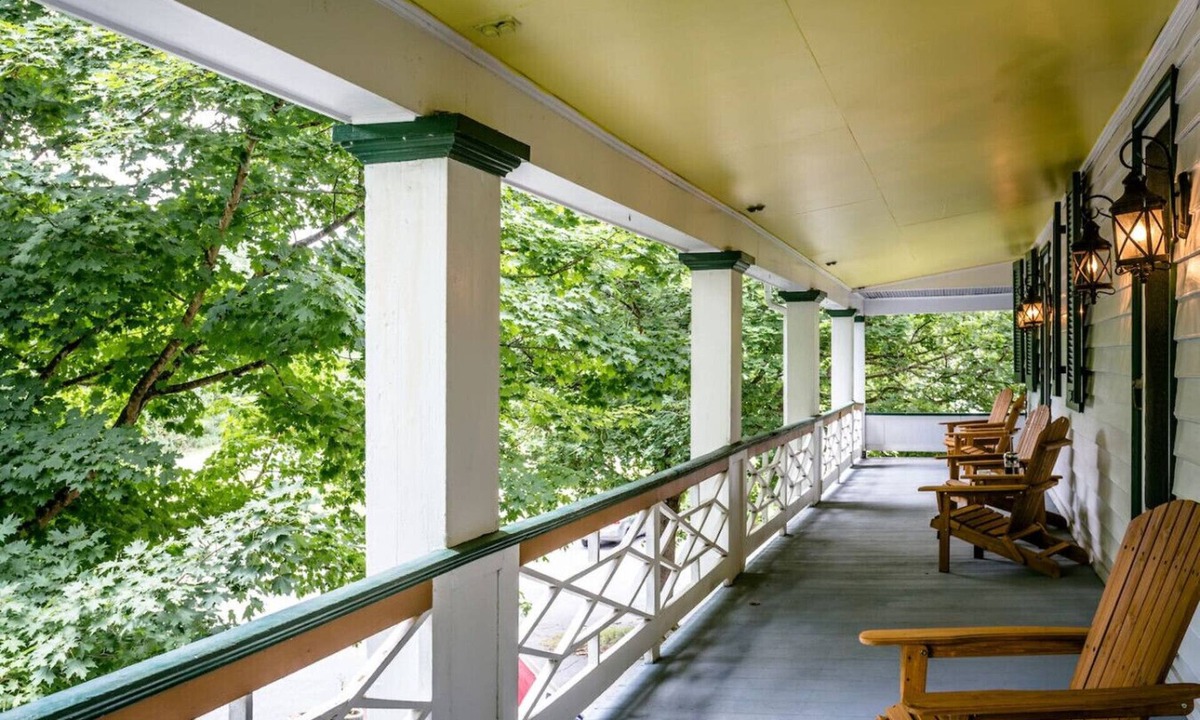 Harper Bed & Breakfast | Historic Buckhorn Inn - Shenandoah Valley - Queen