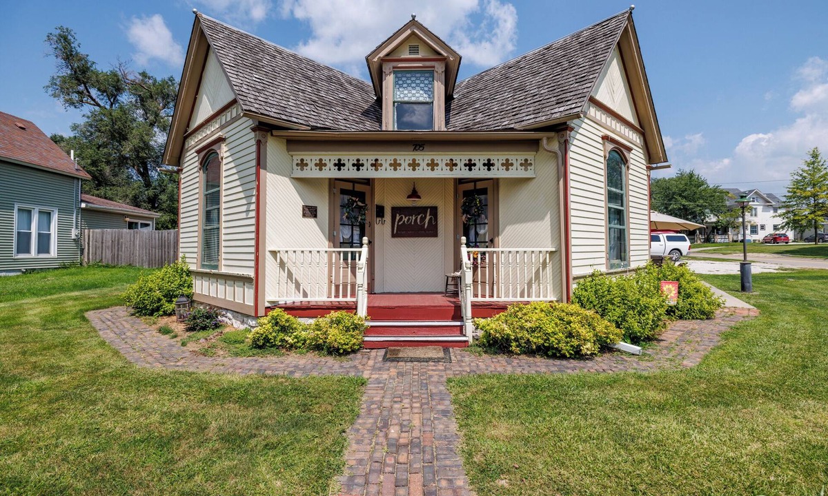 Chariton House | Historic Bungalow in Chariton, Sleeps 5, Pets Ok, Single Level